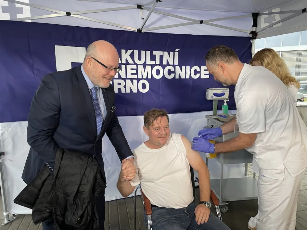 Herec Petr Čtvrtníček právě dostává i za podpory ministra Válka čtvrtou očkovací dávku