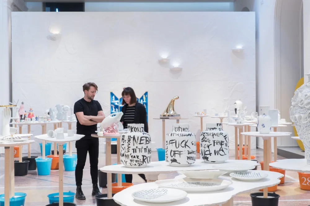 Do Brna dorazila výstava českého porcelánu