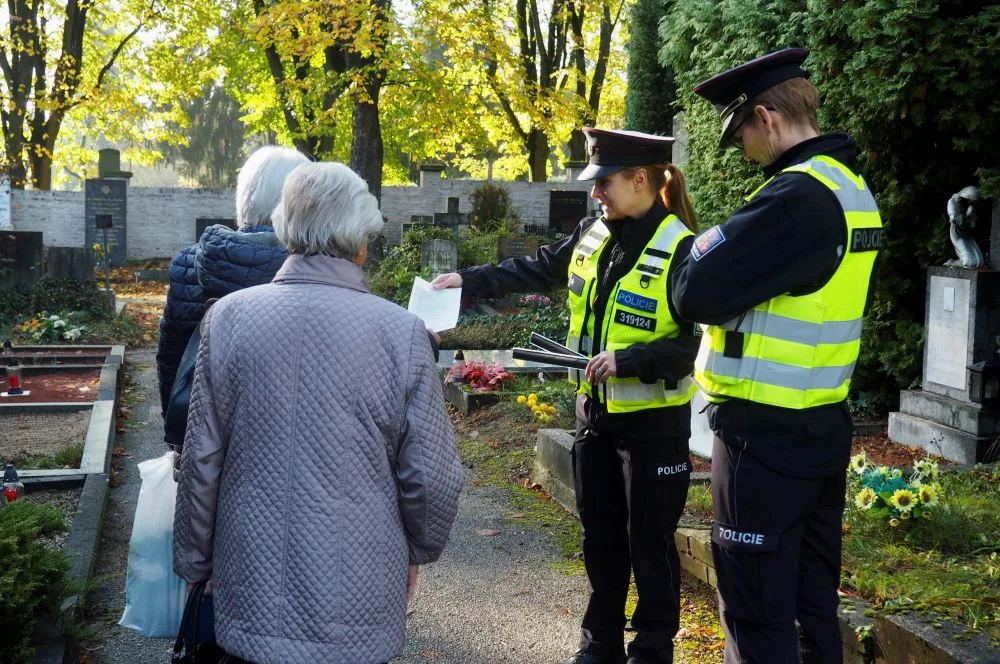 Blíží se památka zesnulých. Policie je připravena na kapsáře i sváteční řidiče v Brně