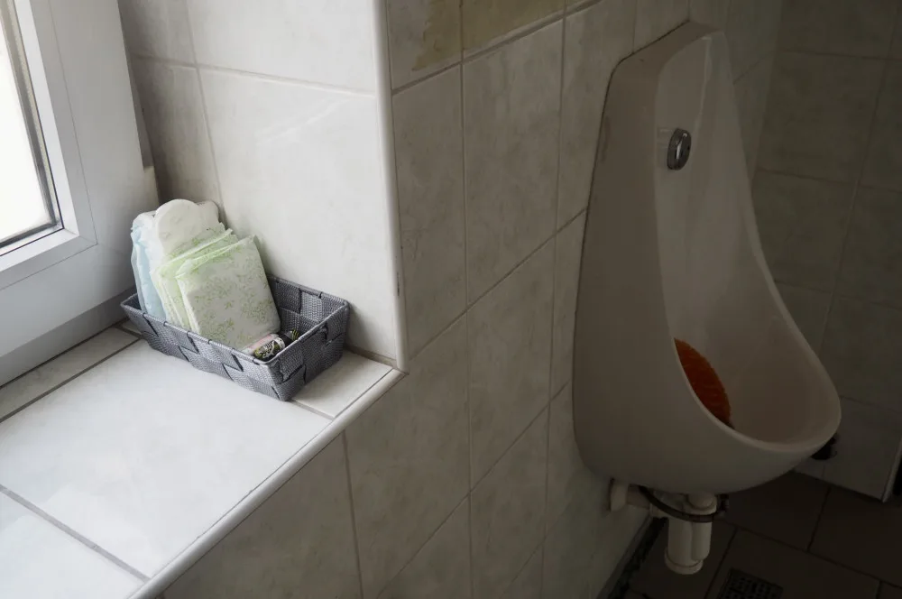 Muži z brněnské techniky dostali na záchody dámské vložky zdarma