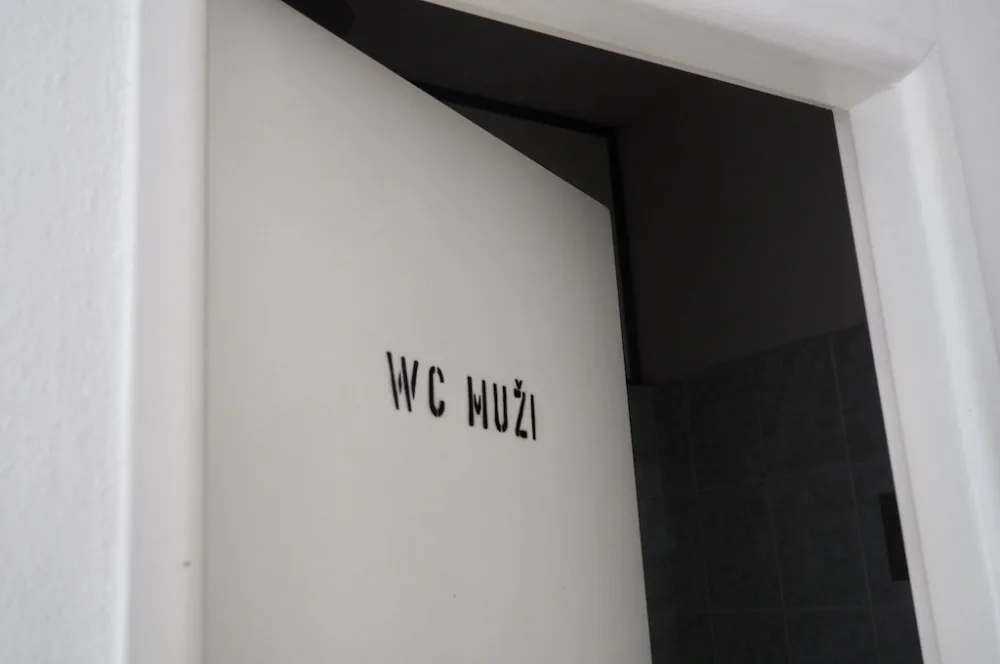 Muži z brněnské techniky dostali na záchody dámské vložky