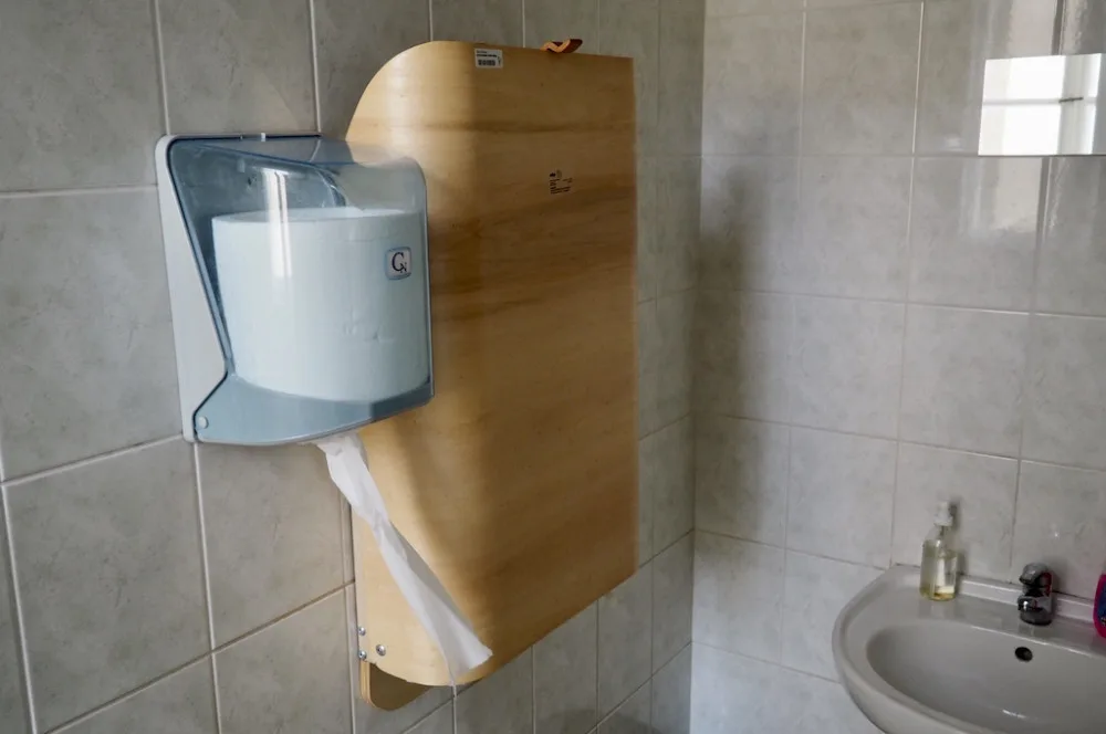 Muži z brněnské techniky dostali na záchody dámské vložky