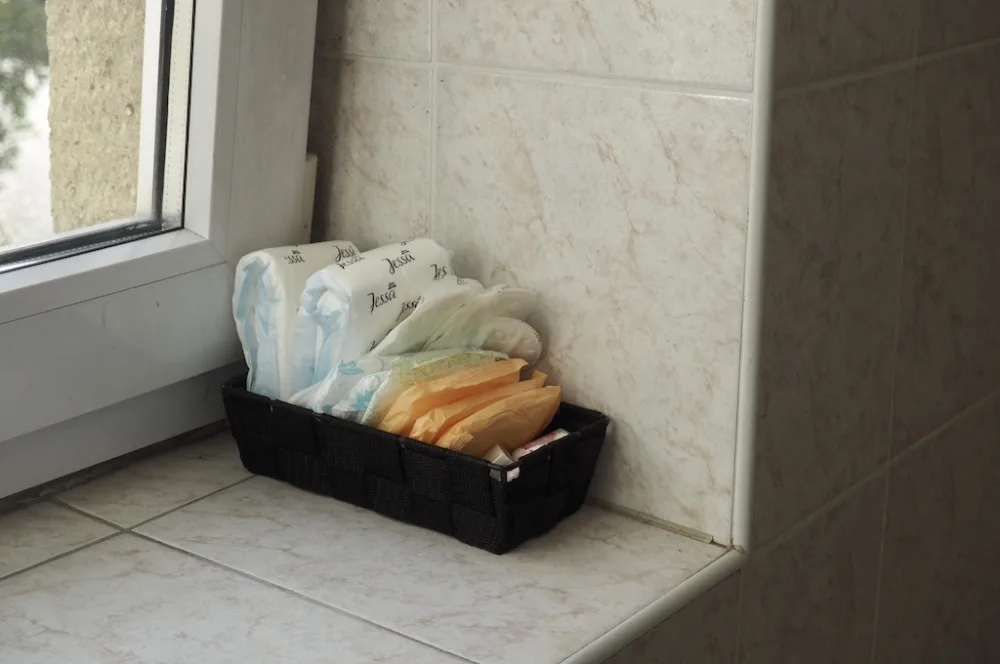 Muži z brněnské techniky dostali na záchody dámské vložky