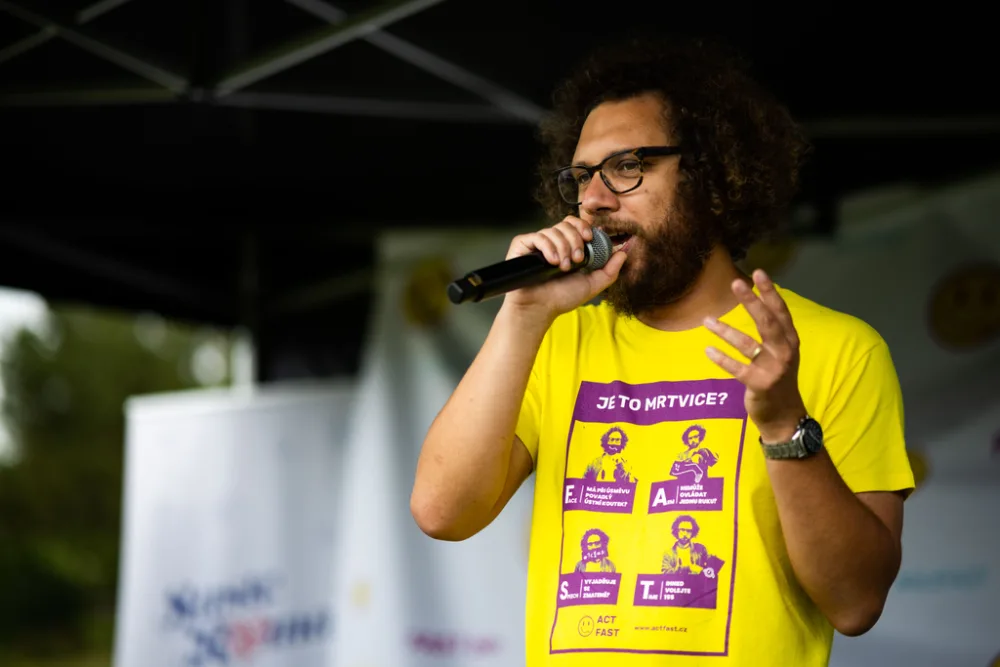 Rapper v Brně učí lidi první pomoc. Se zdravotníky vylepil plakáty na boj proti mrtvici