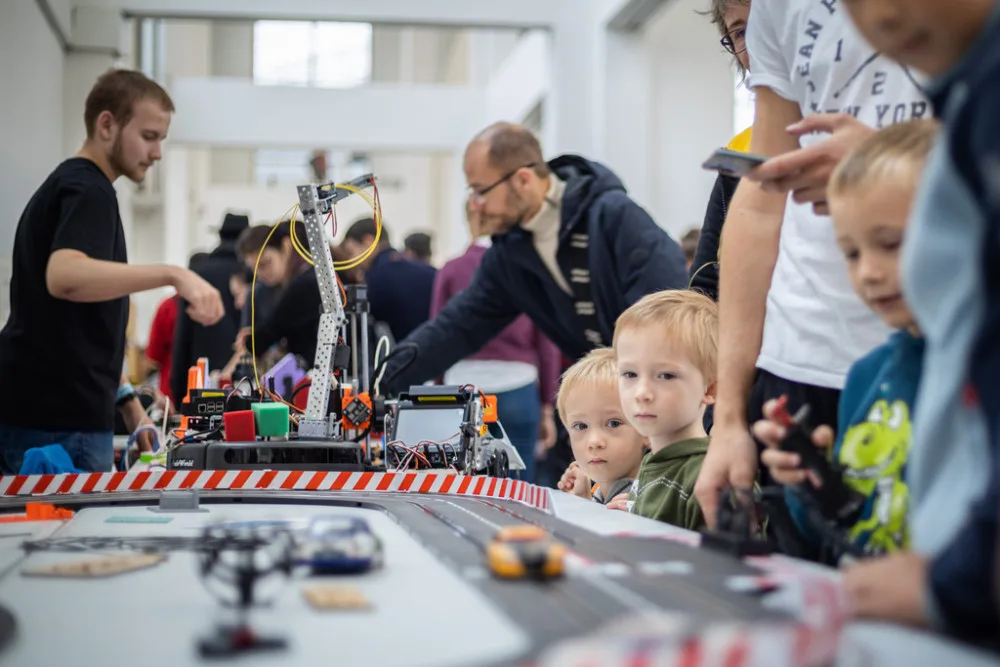 Festival Maker Faire potvrzuje, že jsme národ kutilů. Minulý víkend nalákal na brněnské výstaviště téměř 8000 lidí