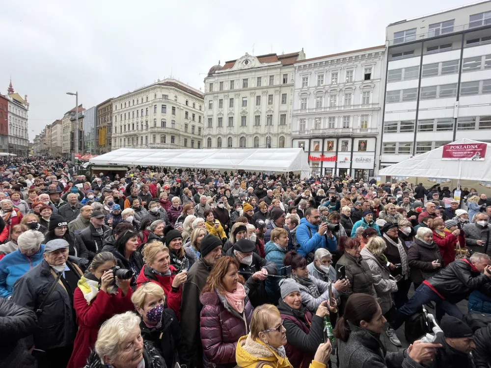Brňané si ťuknou na náměstí svartomartinským vínem. Vinaři naplnili nejvíce lahví v historii