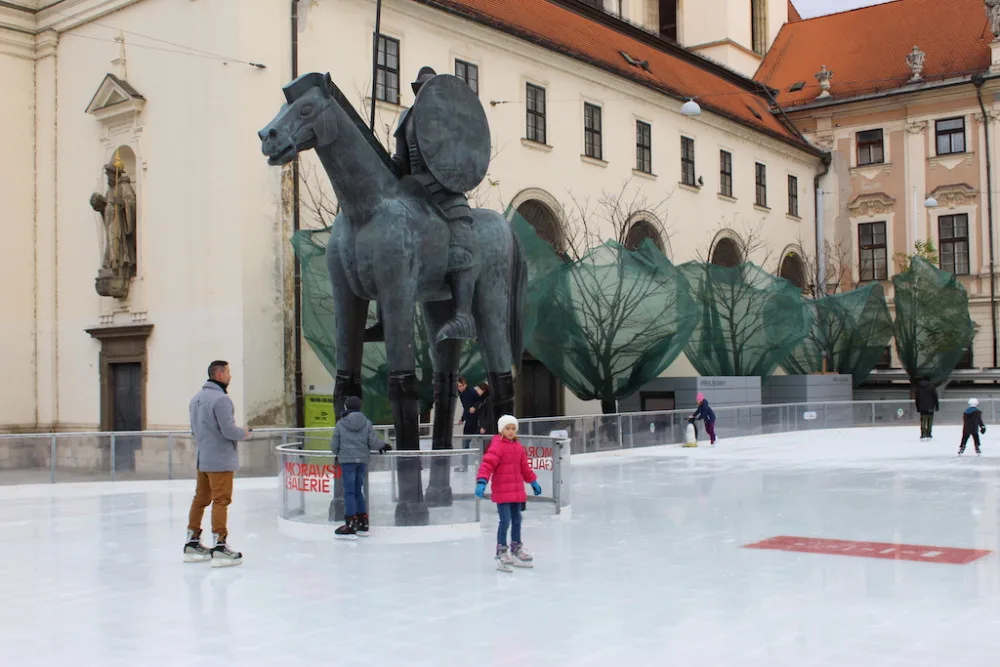 V Brně kvůli drahým energiím odpískali bruslení pod sochou Jošta