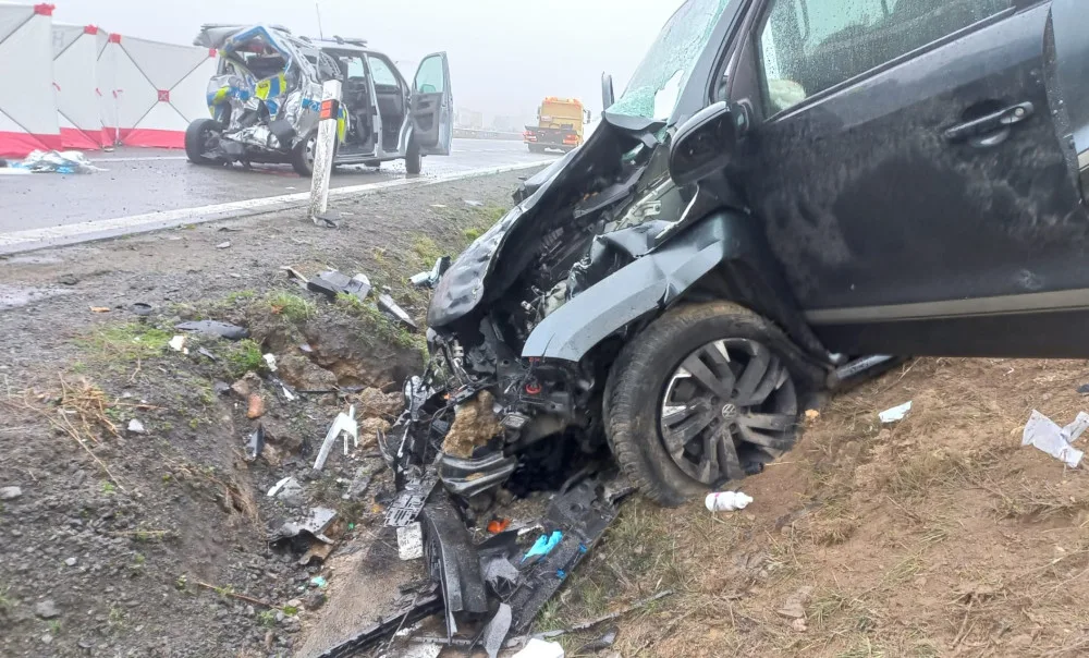 Dálnici D1 zablokovala za Brnem nehoda policejní dodávky. Policista je těžce zraněný