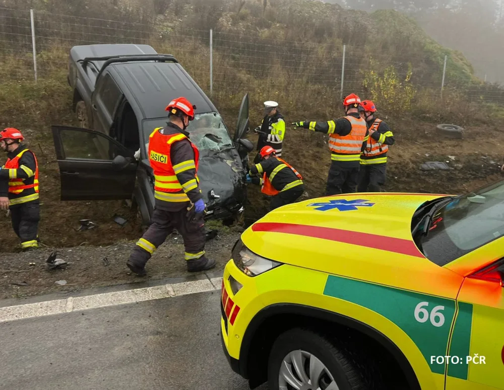 Dálnici D1 za Brnem blokovala nehoda. Opilý řidič narazil do dodávky policistů, jeden je těžce zraněný