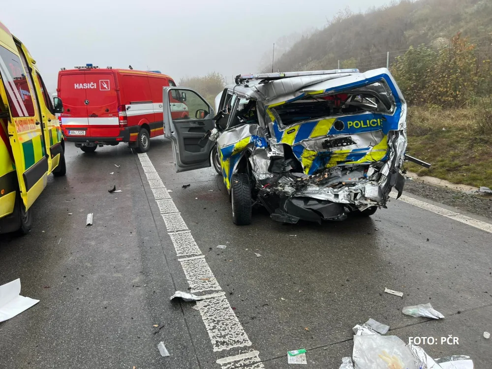 Dálnici D1 za Brnem blokovala nehoda. Opilý řidič narazil do dodávky policistů, jeden je těžce zraněný
