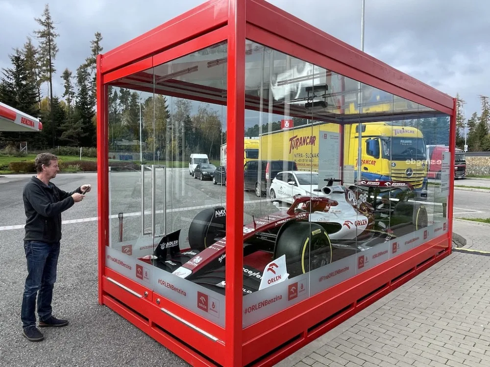 U Brna zaparkovala formule. Lidé monopost F1 obdivují na benzínce