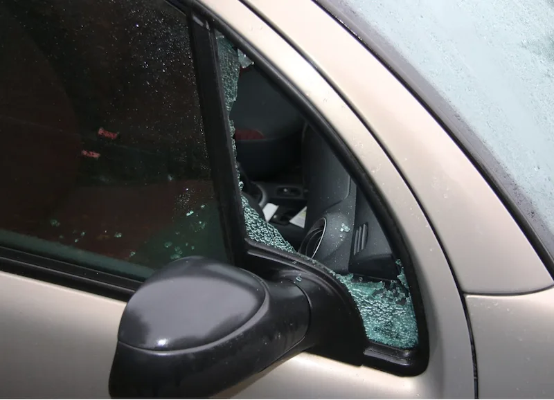 Proč někdo rozbije auto kvůli kapalině do ostřikovačů, ptají se policisté z Brna