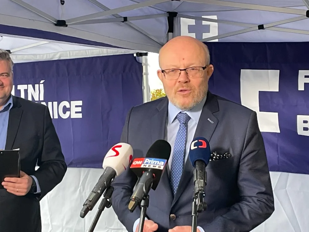Vraťme do hry nadstandardtní péči, přeje si ministr Válek