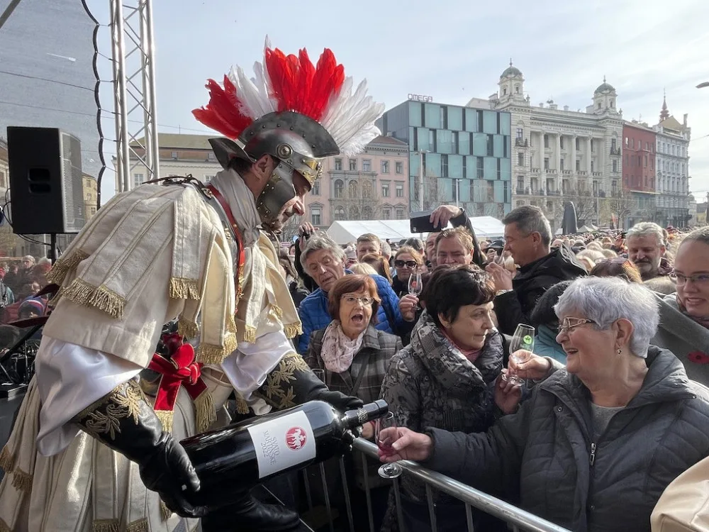 Tisíce lidé v Brně vítaly svatého Martina. Rozlil jim první letošní víno