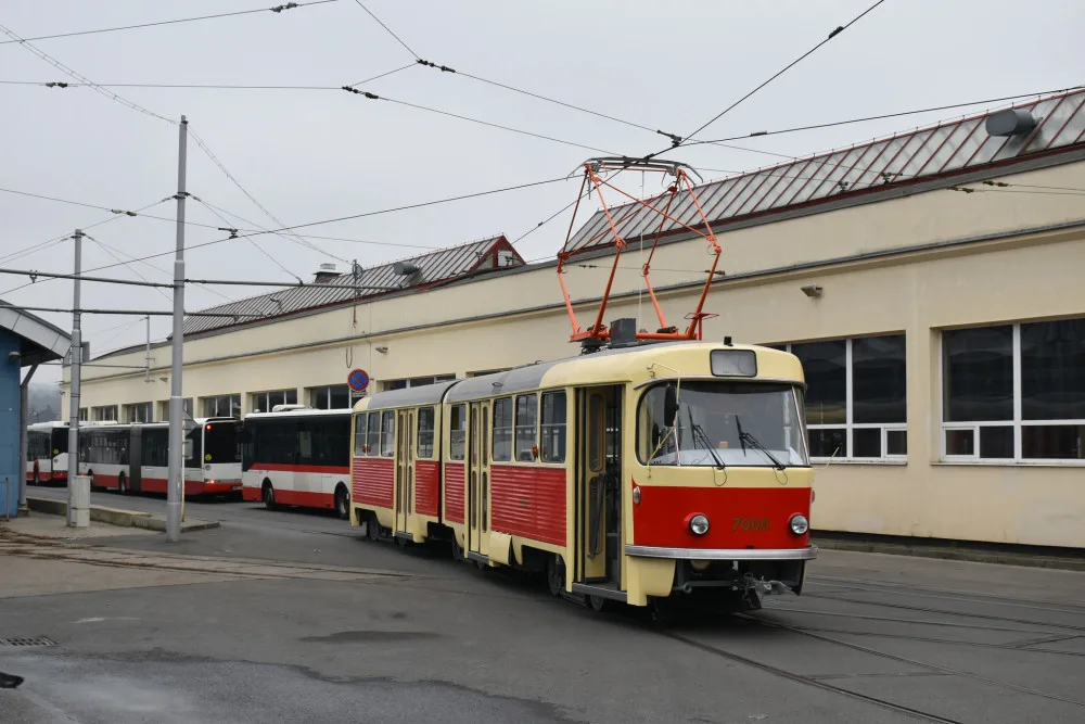 Brňané opravili retro šalinu z Prahy. Bude vozit cestující při mimořádných jízdách