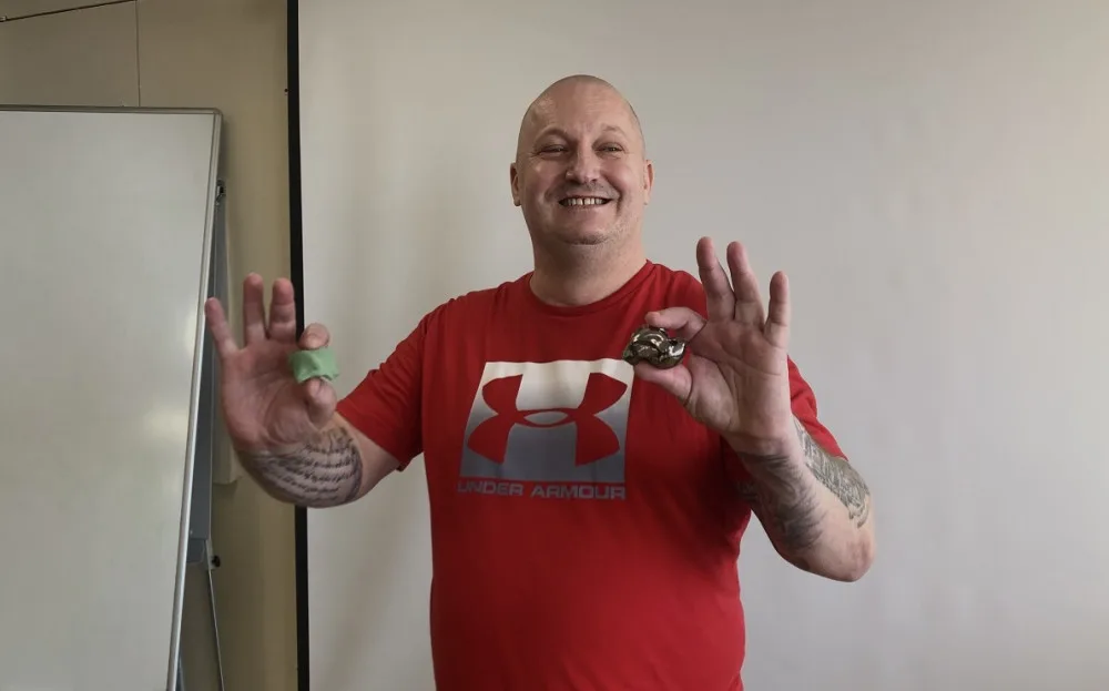 Josef Ondráček s cementovým spacerem (vlevo) a titanovým implantátem (vpravo)