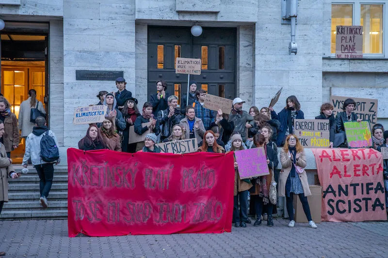 Konec okupace školy. Studenti z Brna po demonstraci proti šéfovi Sparty šli spát domů
