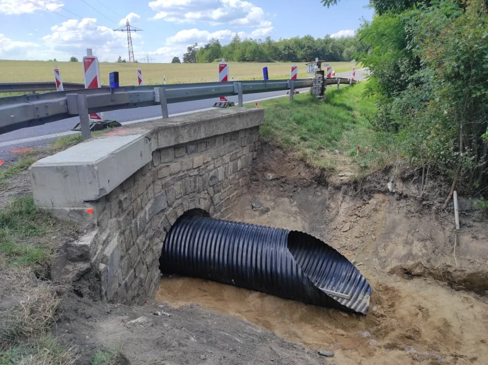 Silničáři opravili po čtvrt roce na výpadovce ze Znojma do Jihlavy propustky