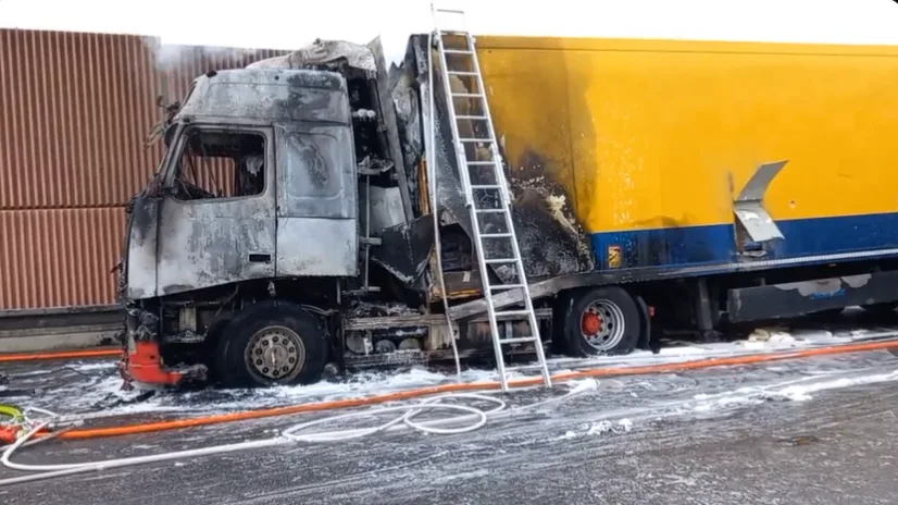 Kamion na dálnici zachvátily plameny