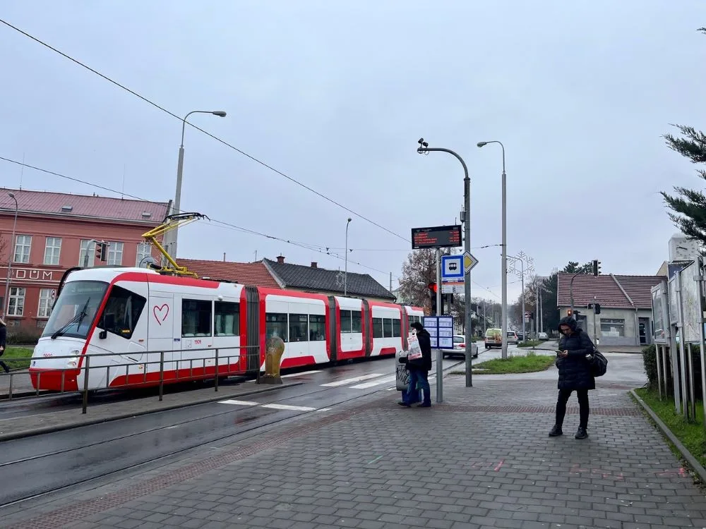 Brno jde s dobou. Příjezdy a odjezdy šalin v Židenicích ukazují digitální tabule