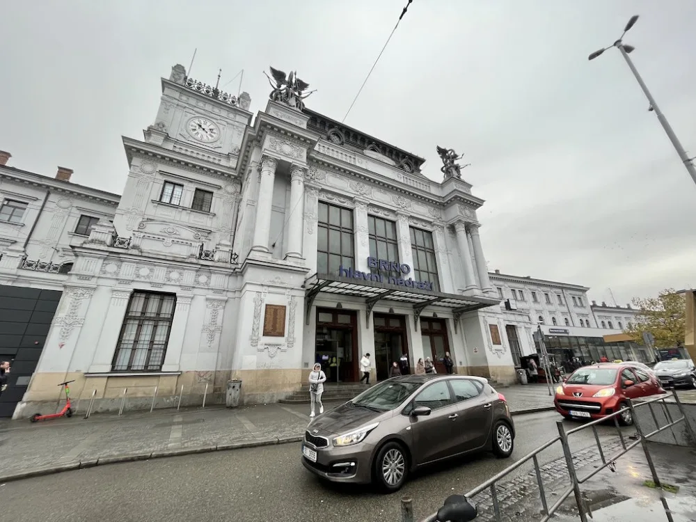 Brněnské nádraží je o něco přívětivější. V secesním sále se prodává drogistické zboží