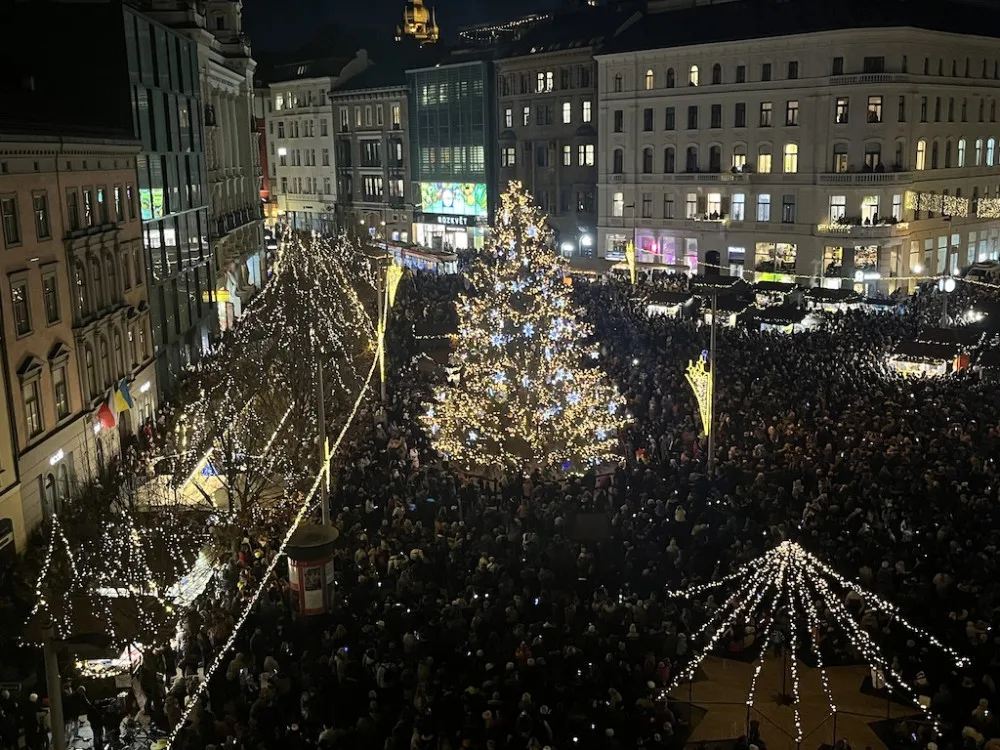 Tisíce Brňanů se mačkaly na náměstí, aby viděly rozsvícení vánočního stromu