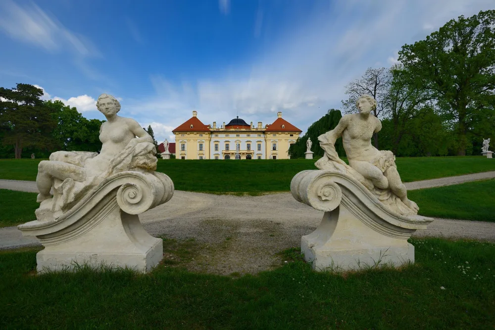 Na slavkovský zámek se vrací vzácné barokní sochy, kterým chyběly prsty