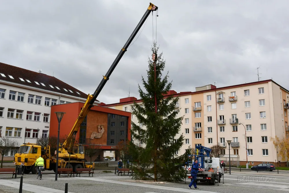 Je to koště, stěžují si lidé v Blansku na vánoční strom. Přidává se i starosta