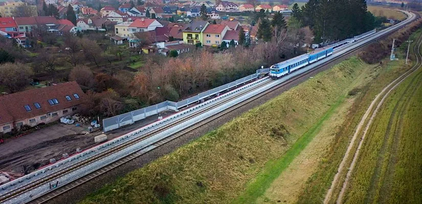 Trať do Brna bude moderní a elektrizovaná. Železničáři natahují dráty