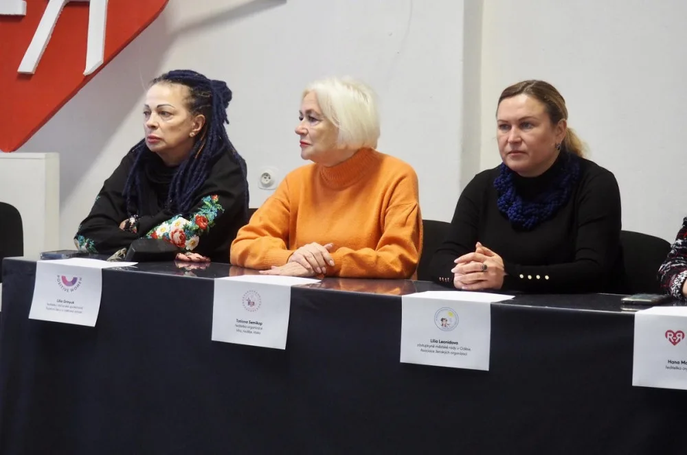 Zástupkyně ženských ukrajinských organizací Lilia Grinyuk, Tatiana Semikop a Lilia Leonidova