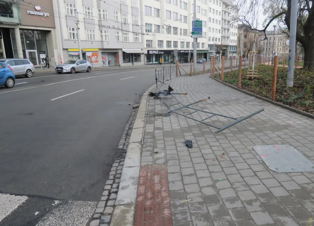 Opilý mladík předvedl zběsilou jízdu v centru Brna. Ničil auta, zábradlí a mířil na vánoční trhy