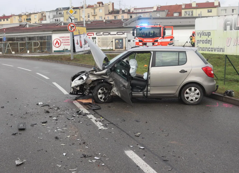 Opilý mladík předvedl zběsilou jízdu v centru Brna. Ničil auta, zábradlí a mířil na vánoční trhy