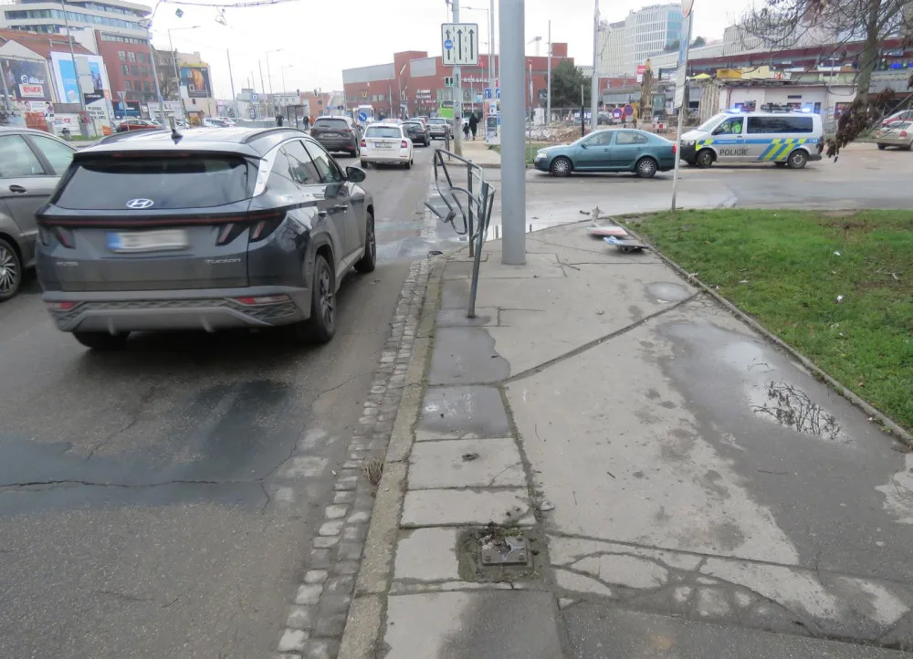 Opilý mladík předvedl zběsilou jízdu v centru Brna. Ničil auta, zábradlí a mířil na vánoční trhy
