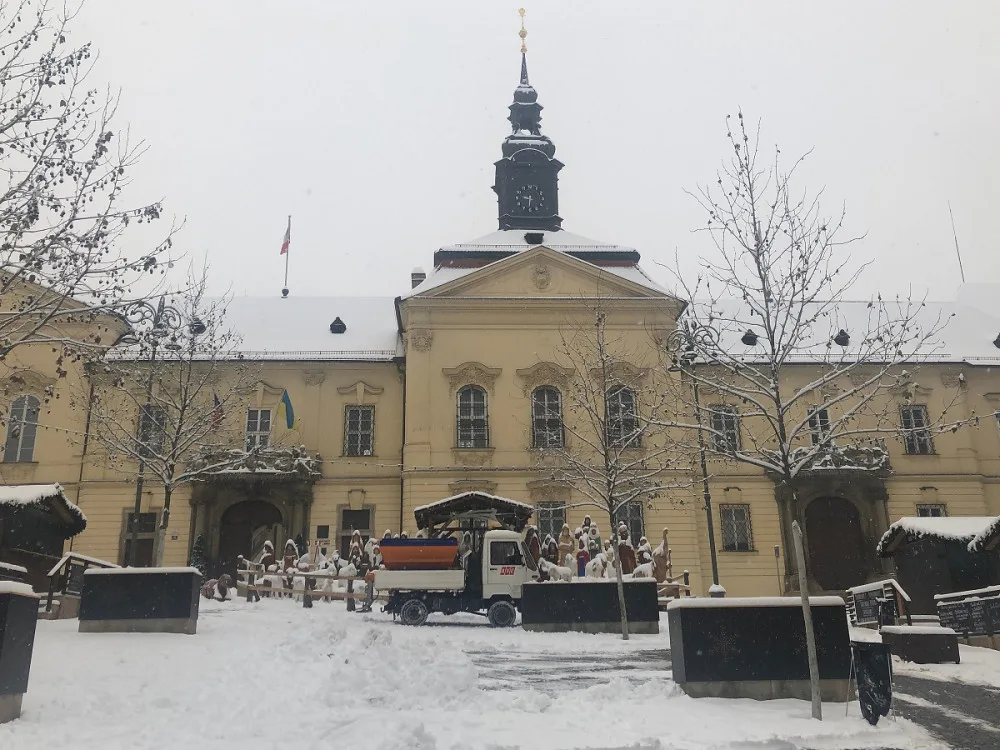 Brno zasypal sníh, dopravní podnik odkláněl šaliny