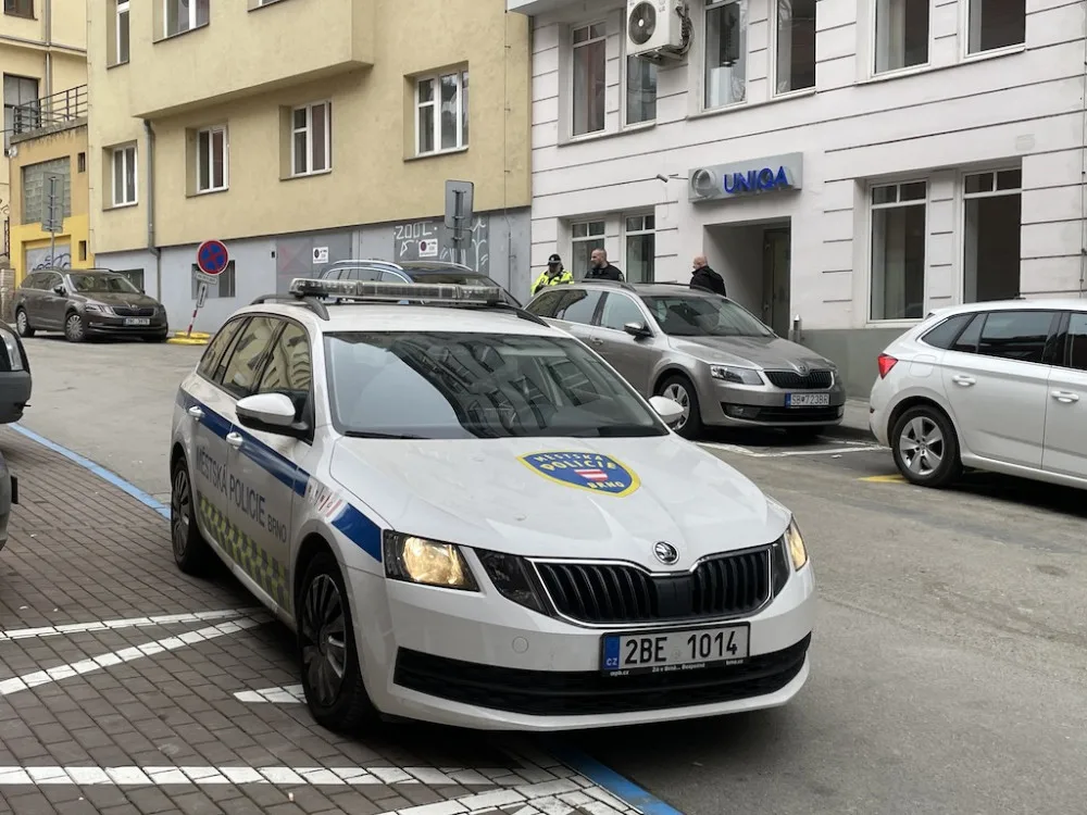 Dítě z Brna zamklo matku na balkóně. Ta se zabalila do peřin a křičela