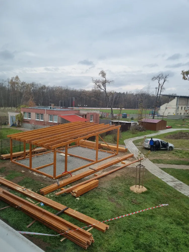 Hodonín buduje chytrou venkovní učebnu s letním kinem a kalifornskými žížalami.