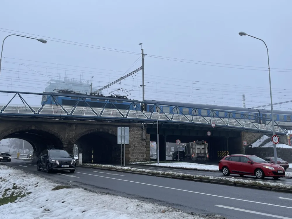 Vlaky jezdí v Brně přes nový provizorní most. Funguje, těší železničáře