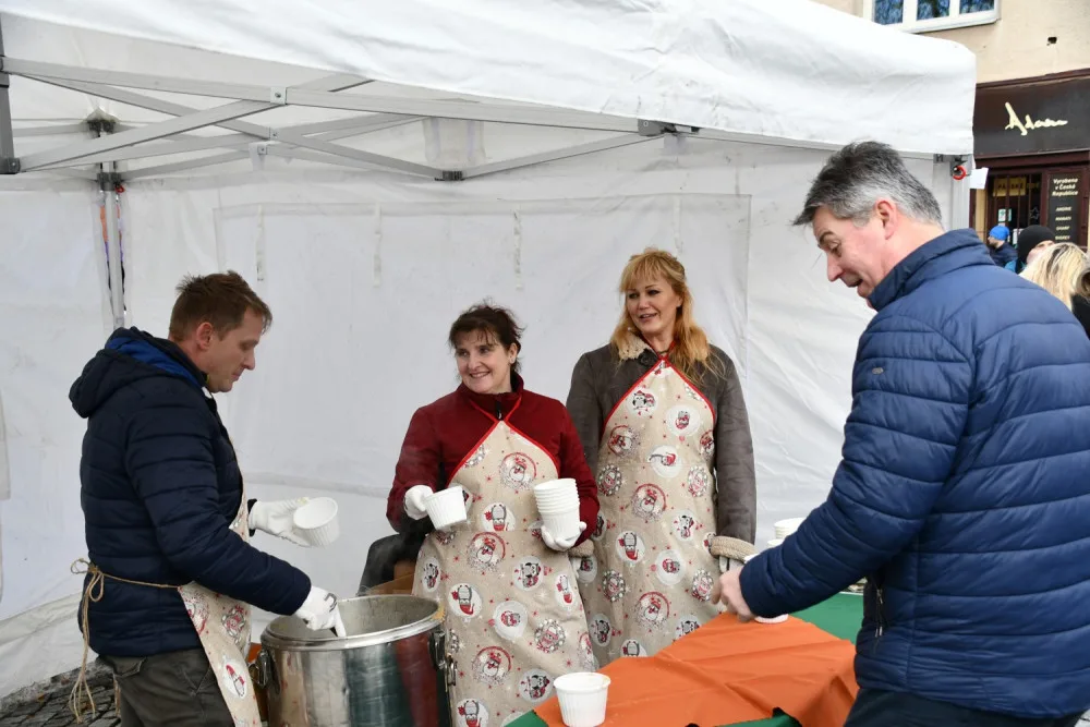 Boskovice rozdávaly polévku chudým i bohatým lidem. Vybrané peníze dostanou potřební