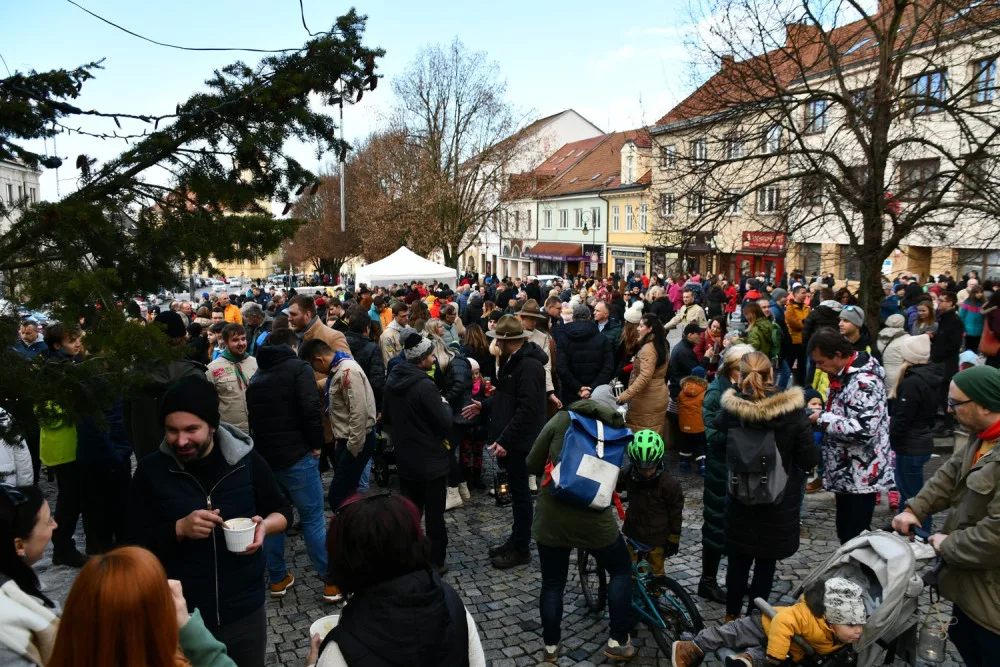 Boskovice rozdávaly polévku chudým i bohatým lidem. Vybrané peníze dostanou potřební