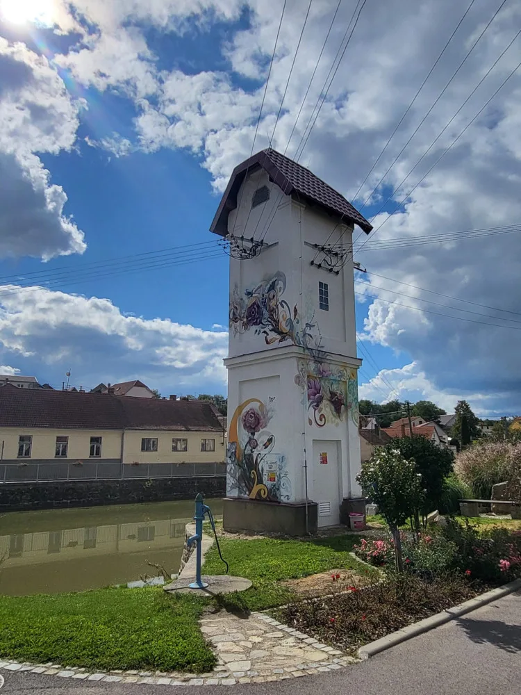 Na malbě na věžové trafostanici v Žerůtkách na Znojemsku je i kudlanka nábožná i blízkého Národního parku Podyjí