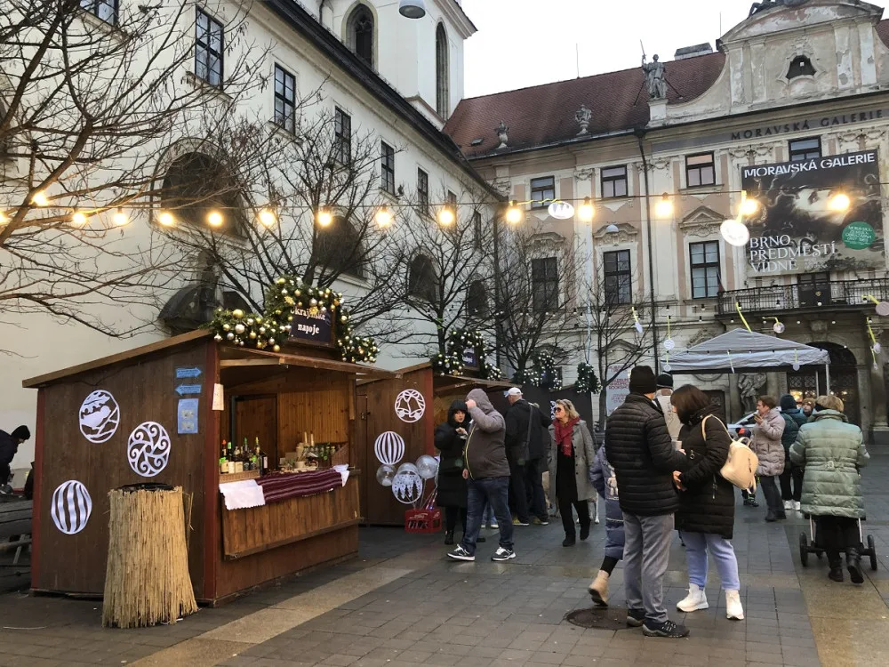 Brno slaví ukrajinské Vánoce. U sochy Jošta voní šašliky i boršč