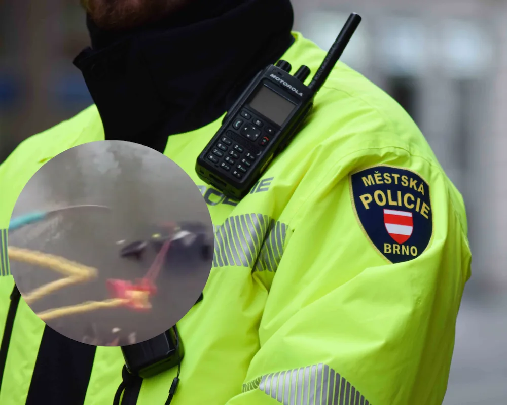Matce v Brně sletěl do řeky kočárek. Lasem ho vylovili pod dohledem nutrie strážníci
