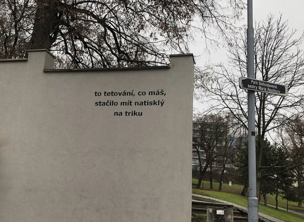 Lidé se kochají novým dílem brněnského Banksyho