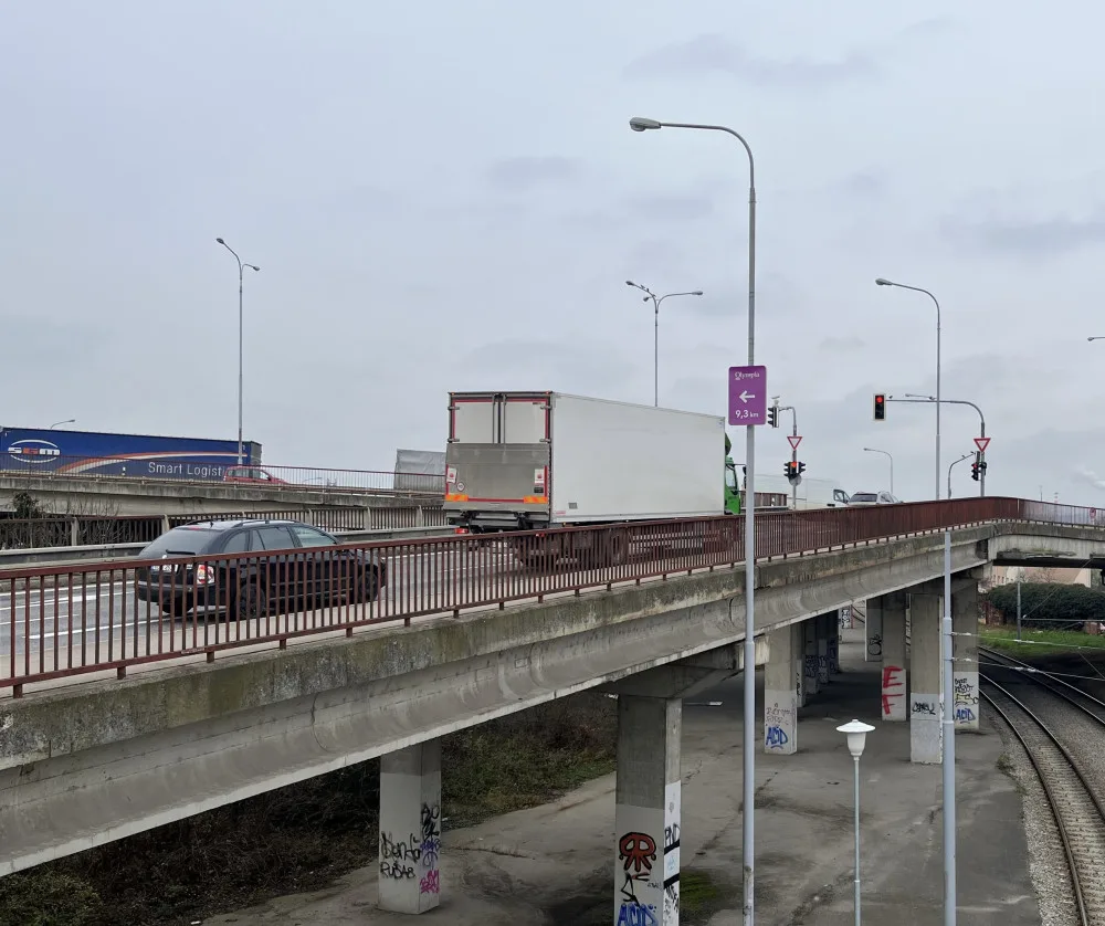 Brnu hrozí dopravní kolaps. Silničáři na dva roky omezí provoz na mostě Otakara Ševčíka