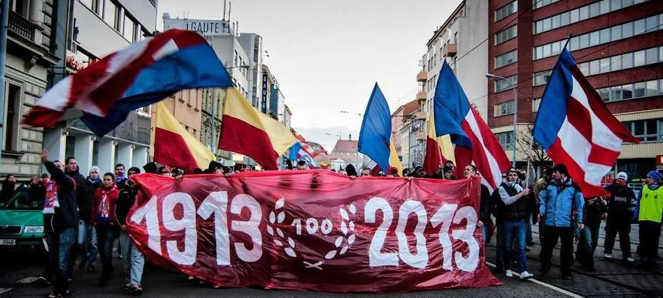 Pochod fanoušků a červeně nasvícený Špilberk. Brněnská Zbrojovka slaví 110 let