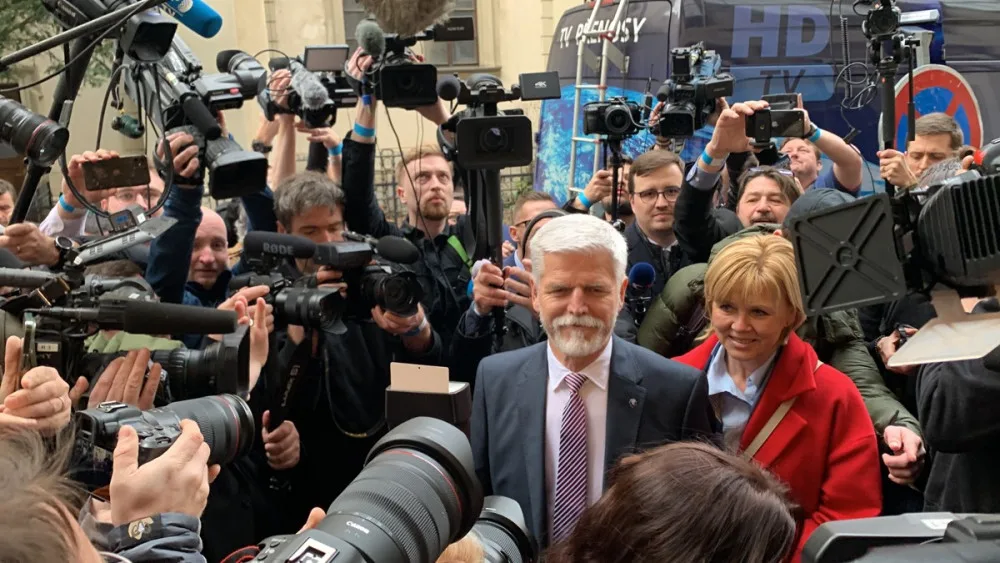 Volební místnosti se uzavřely. Začalo sčítání, vede Babiš nad Pavlem