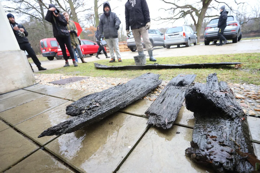 Řeka Dyje vydala vzácný nález. Archeologové vytáhli plavidlo z raného novověku