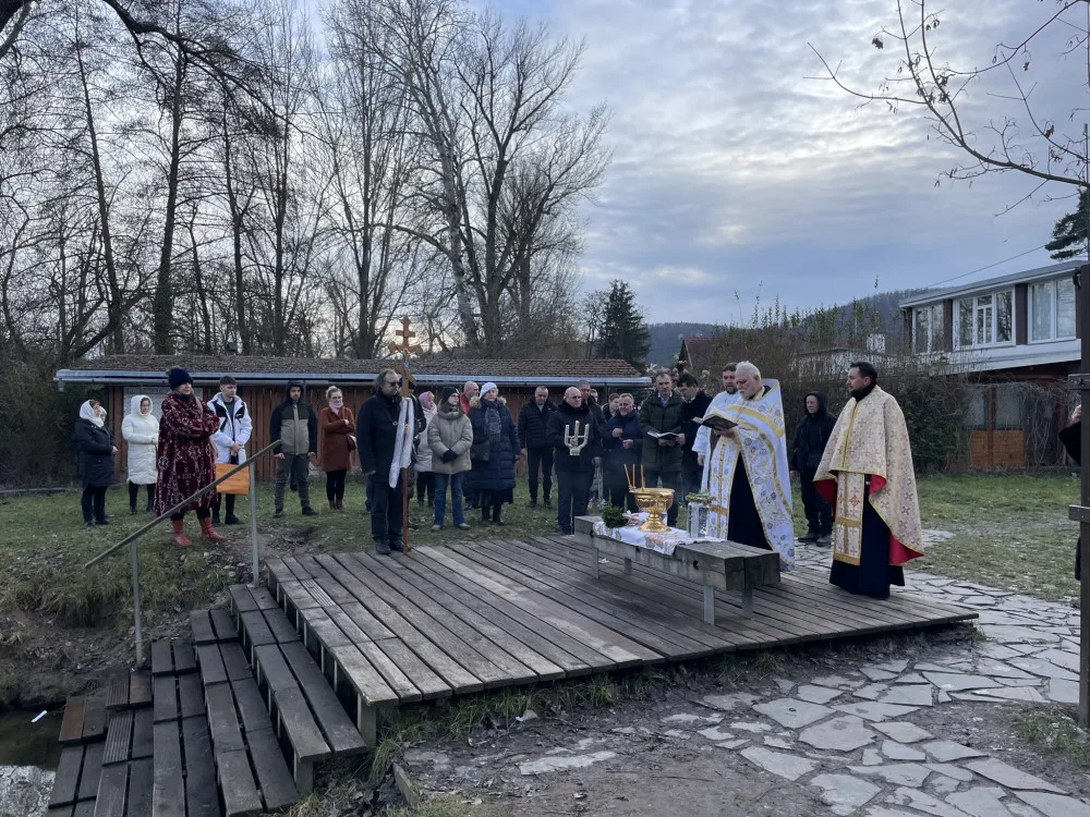 Brněnští věřící skočili do řeky, aby uctili památku Ježíše