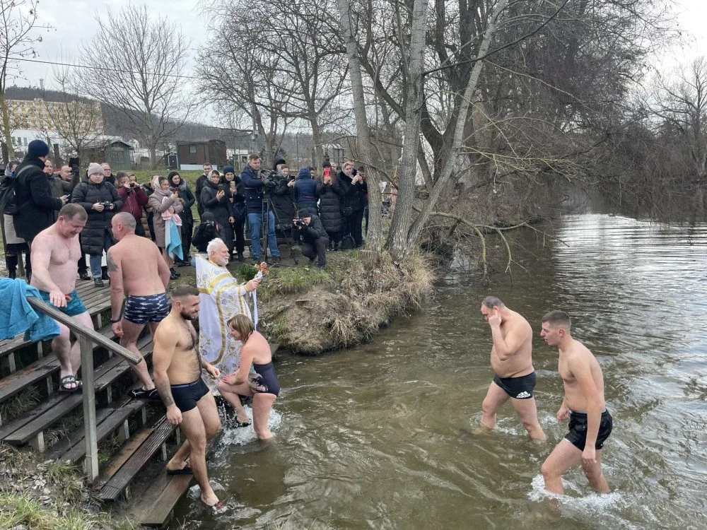 Brněnští věřící skočili do řeky, aby uctili památku Ježíše