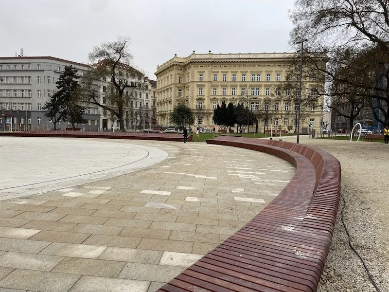 Lidé v Brně marně loví mobily z designových laviček. Pomáhá klacík nebo demontáž